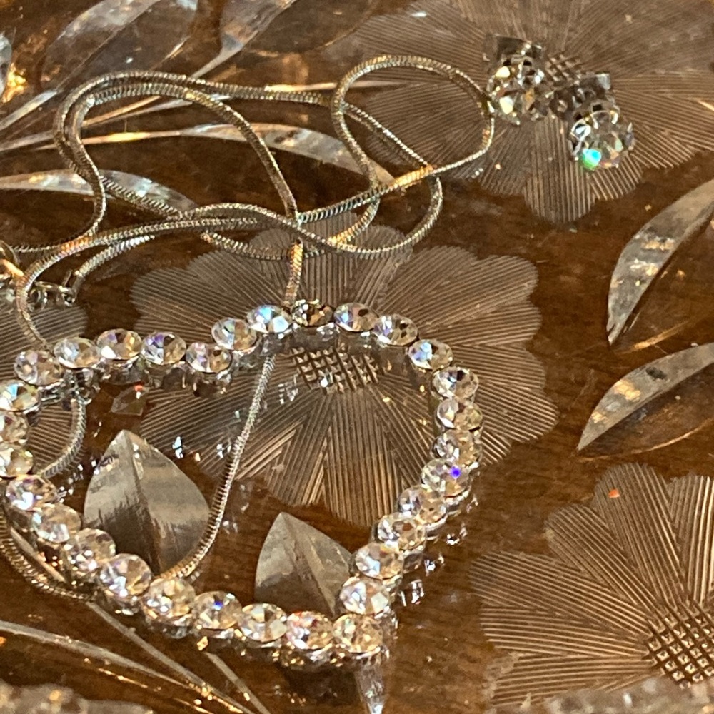 Heart crystal silver pendant necklace with crystal stud earrings